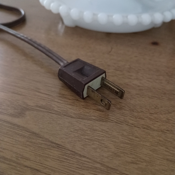 Vintage milk glass lamp - Picture 8 of 9